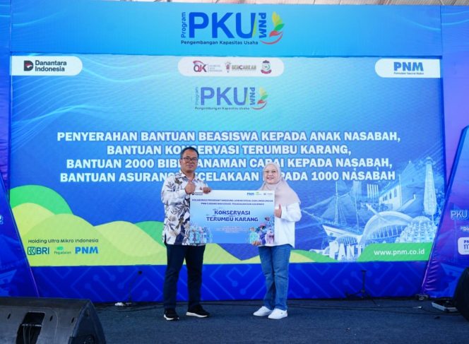 					Penyerahan bantuan konservasi terumbu karang di Pulau Barrang Lompo Makassar (dok.)