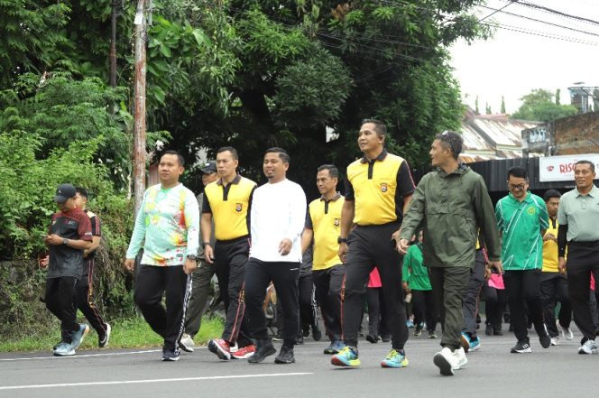 					Jajaran Forkopimda Kota Parepare Ikut Jalan Sehat Sambut HUT Bhayangkara ke-79. (Foto: Istimewa)