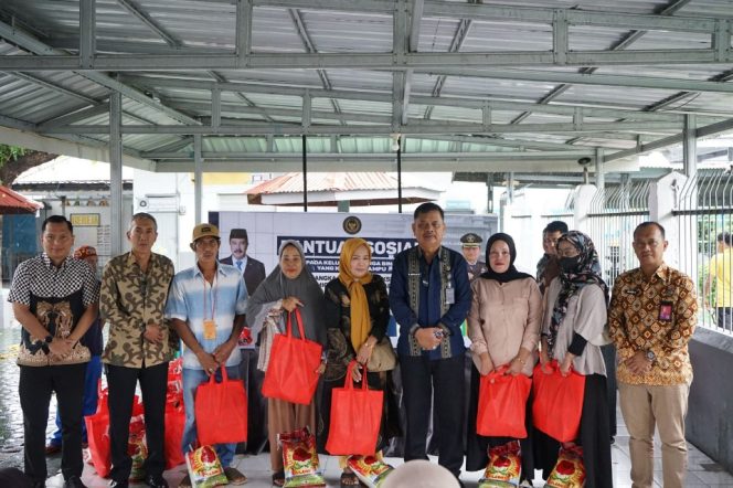					Lapas Makassar Salurkan 25 Paket Sembako untuk Keluarga WBP