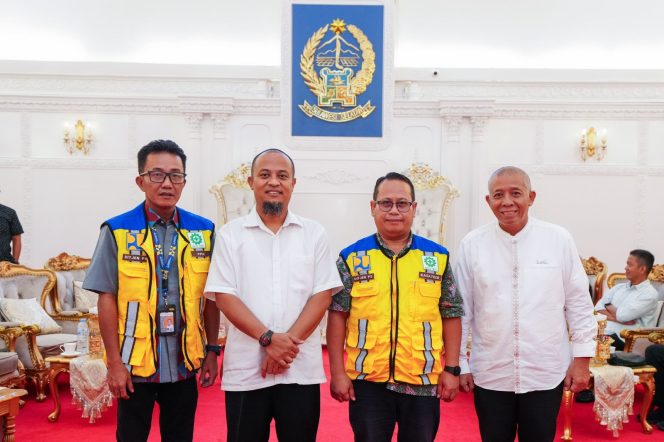 					Gubernur Andi Sudirman saat menerima kunjungan Kepala Satuan Kerja Prasarana Strategis Sulsel, Iwan bersama rombongan PPK dan Teknis didampingi Kepala Dinas Kepemudaan dan Olahraga Provinsi Suherman (dok)