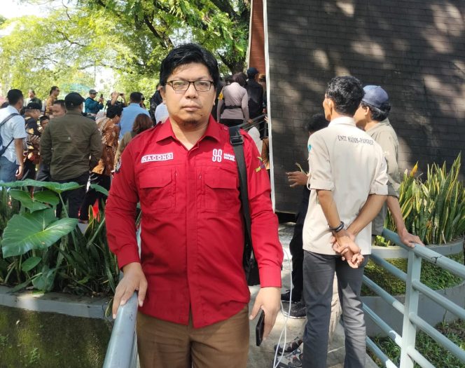 					Staf Humas Pemprov Sulsel Mudrikan Nacon disela tugasnya mengawal publikasi Pimpinan Pemprov (dok.)