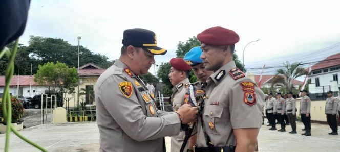 					Penyematan Tanda Jabatan Kasat Reskrim oleh Kapolres Sinjai, AKBP Harry Azhar. (Foto: Istimewa)