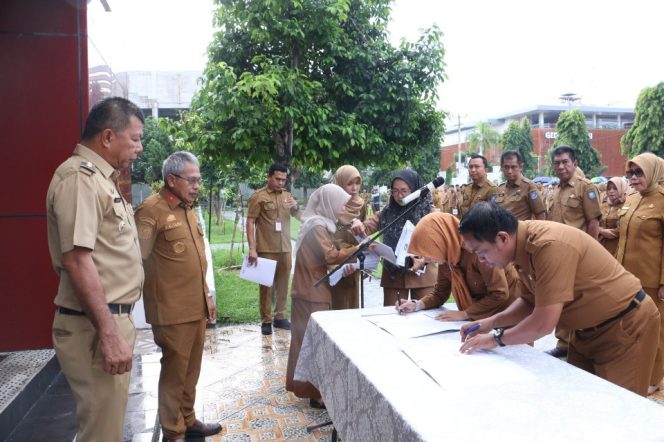 					Penandatanganan Surat Pengunduran Diri Kepala OPD dan Camat se- Kabupaten Bulukumba. (Foto: Istimewa)