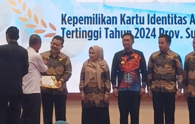 					Kepala Disdukcapil Bantaeng Ali Imran saat Menerima Penghargaan Langsung dari Gubernur Sulsel, Andi Sudirman Sulaiman. (Foto: Istimewa)