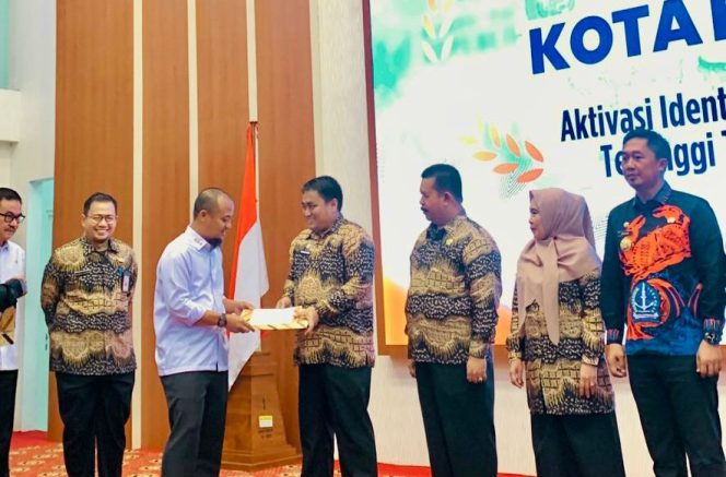 					Gubernur Sulsel, Andi Sudirman Sulaiman Menyerahkan Penghargaan kepada Kepala Disdukcapil Bulukumba Dedi Rahmadi. (Foto: Istimewa)