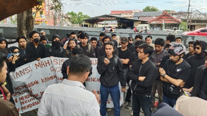 					AMPERA Sinjai Saat Menyampaikan Tuntutan Dihadapan Anggota DPRD Sulsel. (Foto: Istimewa)