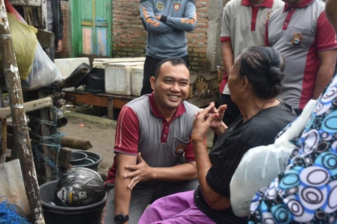 					Kapolres Bulukumba saat Berbincang dengan Nenek Jawiah dan Menyampaikan Soal Renovasi Rumah. (Foto: Istimewa)