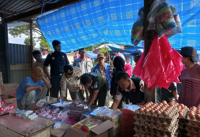 					Operasi Rokok Ilegal di Pasar Mannanti, Kecamatan Tellulimpoe, Kabupaten Sinjai. (Foto: Istimewa)