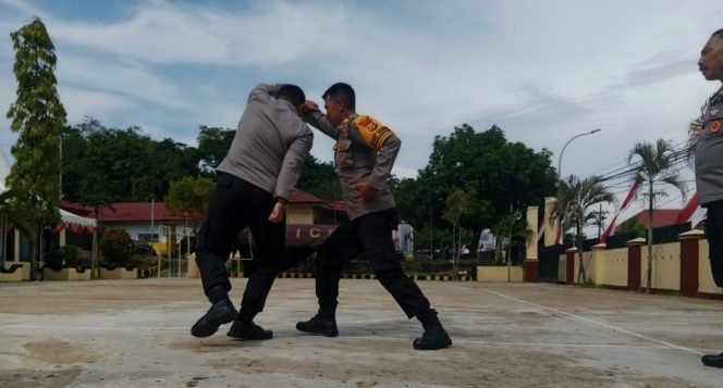 					Kapolres Memperagakan Cara Menangkis Serangan Lawan. (Foto: Istimewa)