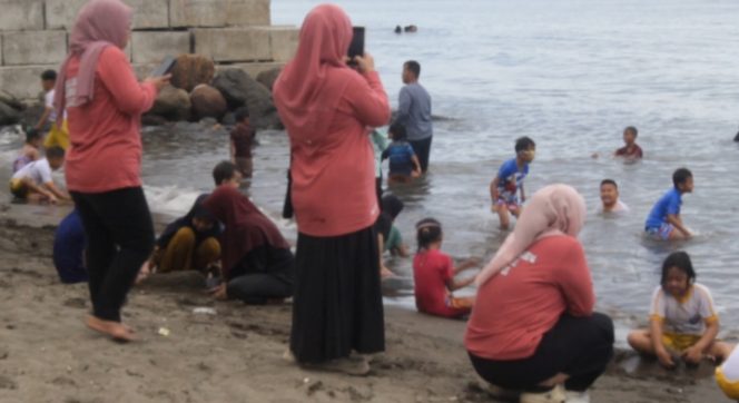 					Keceriaan Libur Sekolah, TK Kemala Bhayangkari 4 Parepare Rekreasi Seru di Pantai Ku