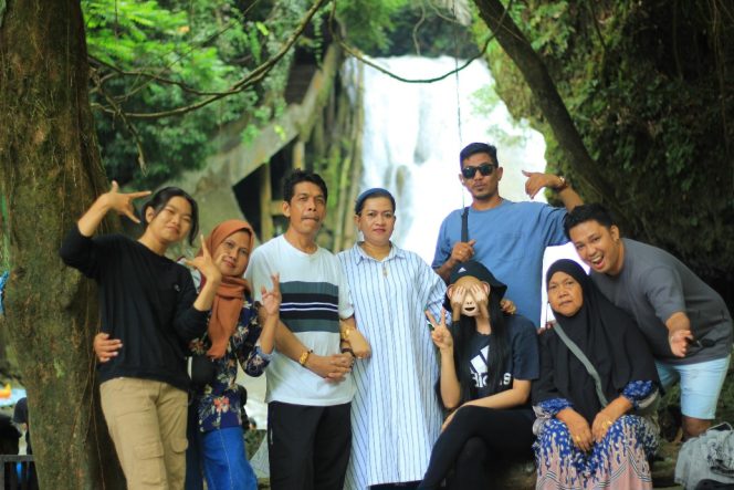 					Hj. Murni Bersama Keluarga di Taman Wisata Alam Bantimurung. (Foto: Berita.News)