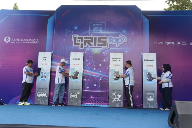 					Kepala BI Sulsel Rizki Ernadi Wimanda bersama Wali Kota Makassar Munafri Arifuddin saat Launching QRIS Tap di CFD Jalan Jenderal Sudirman Makassar (dok.)