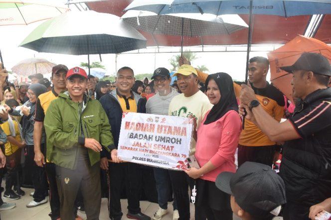 					Jalan Sehat Hari Bhayangkara di Bulukumba, Hadiah Umrah dan Motor Jadi Rebutan