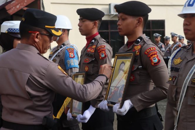 					Prosesi Coret Foto Dua Anggota Polres Selayar yang di PDTH. (Foto: Ist/ Humas)
