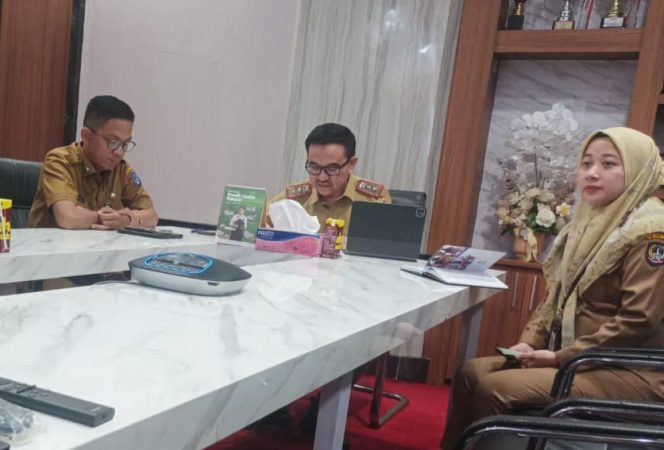 					Sekda Provinsi Jufri Rahman didampingi Plt Kepala Dinas Koperasi dan UKM Andi Eka Presetya saat paparkan progres Koperasi Merah Putin di Sulsel (dok)