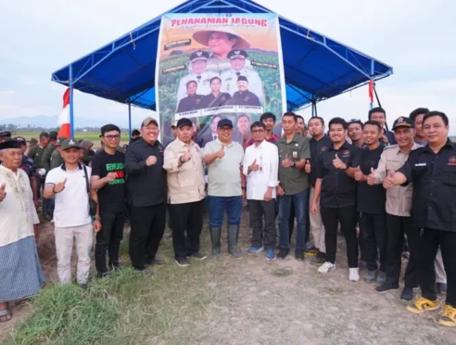 					Bupati Takalar Bersama Petani Tanam Perdana Jagung