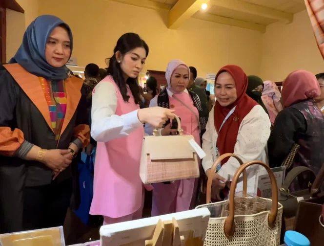 					Tas Kerajinan Khas Takalar Tarik Perhatian Ibu Selvi Gibran di Ajang Budaya Nasional