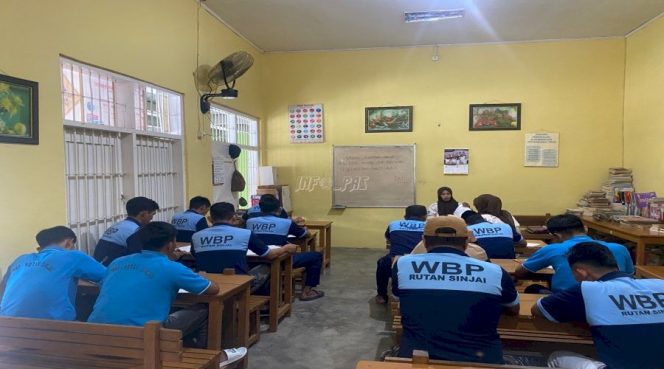 					Warga Binaan Rutan Sinjai Sedang Mengikuti Ujian Persamaan Kesetaraan Paket. (Foto: Istimewa)