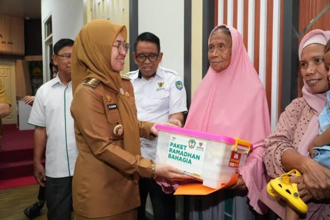					Pemkab Gowa dan Baznas Salurkan 371 Paket Sembako ke Masyarakat Miskin Ekstrem