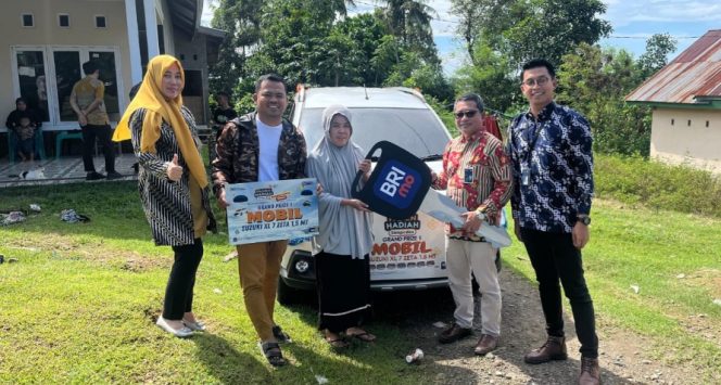 					Pimca BRI Sinjai, HM Dandy Wardana Mengantar dan Menyerahkan Langsung Hadiah Undian di Kediaman Ibu Maryati. (Foto: Istimewa)