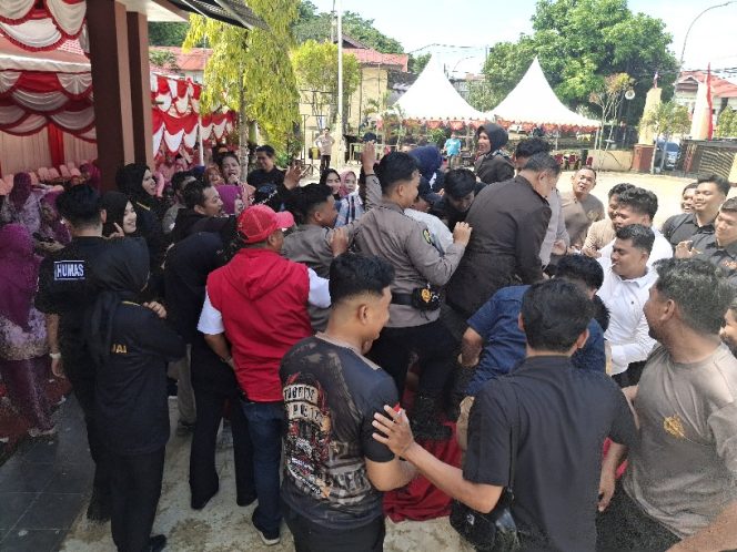 					Aksi Saweran PJU di HUT Bhayangkara di Halaman Polres Sinjai. (Foto: Berita.News/ Syarif)