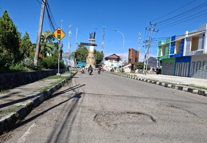					Kondisi Jalan di Tugu Bambu Sinjai. (Foto: Berita.News/ Syarif)