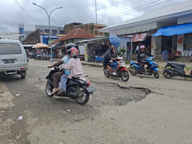 					Pengendara Melintas Menghindari Jalan Berlubang di Jl. Bulu Salaka Area Pasar Sentral Sinjai. (Foto: Berita.News/ Syarif)