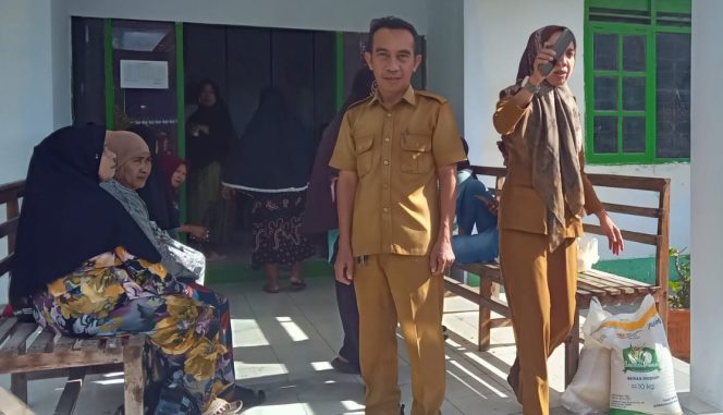 					Pemerintah Kelurahan Benteng Selatan Salurkan Bantuan Pangan kepada Warga