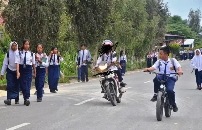 					Ilustrasi Anak Sekolah Menggunakan Sepeda Motor. (Foto: Prokal.co)