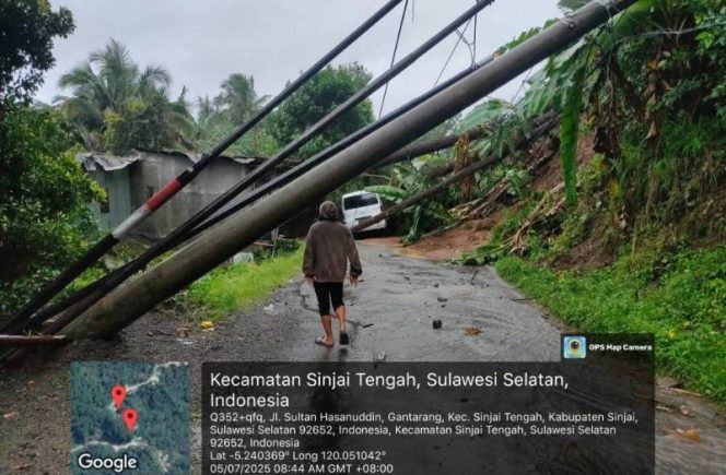 					Banjir dan Longsor Landa Sinjai, Akses Jalan Terputus dan Rumah Ambruk