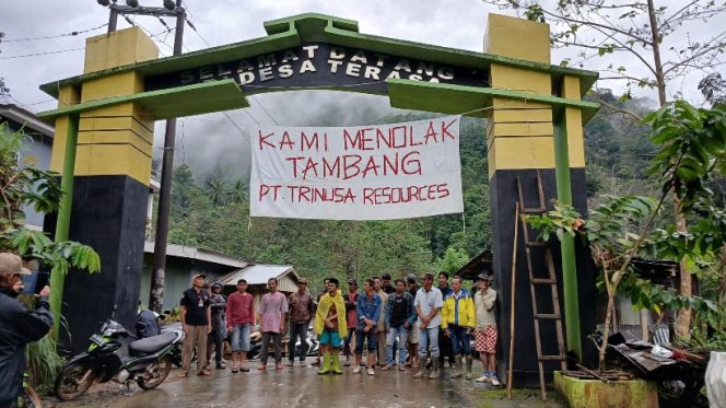 					Warga Desa Terasa, Kecamatan Sinjai Barat Pasang Spanduk Penolakan Tambang PT. Trinusa Resource. (Foto: Istimewa)