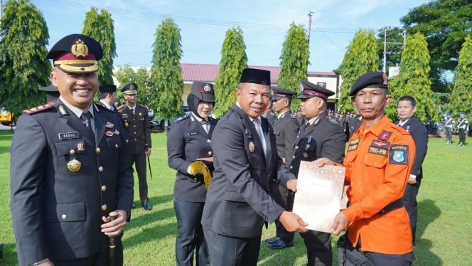 					Penyerahan Penghargaan oleh Bupati Bulukumba kepada Anggota BPBD, Muhammad Yusuf. (Foto: Istimewa)