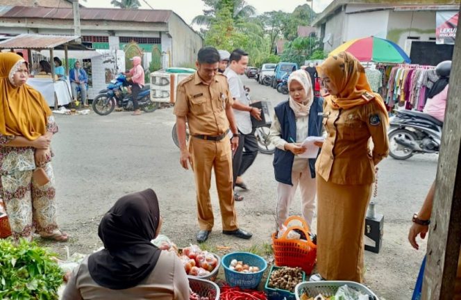 					Tim Disdagrin Turun Langsung ke Sejumlah Pasar di Wilayah Bulukumba. (Foto: Istimewa)