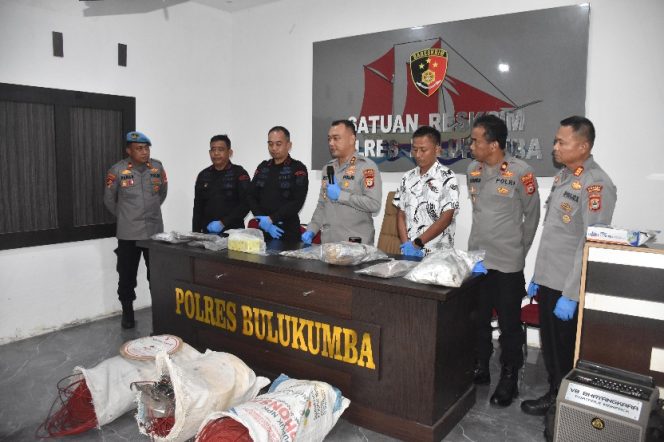					Konfrensi Pers Kapolres Bulukumba Terkait Kasus Bom Ikan di Desa Lolisang, Kecamatan Kajang Tewaskan IRT. (Foto: Istimewa)
