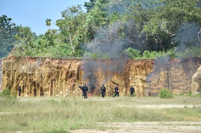 					Pemusnahan Ratusan Detonator Rakitan Bom Ikan di Bulukumba oleh Tim Jibom Brimob Polda Sulsel. (Foto: Istimewa)