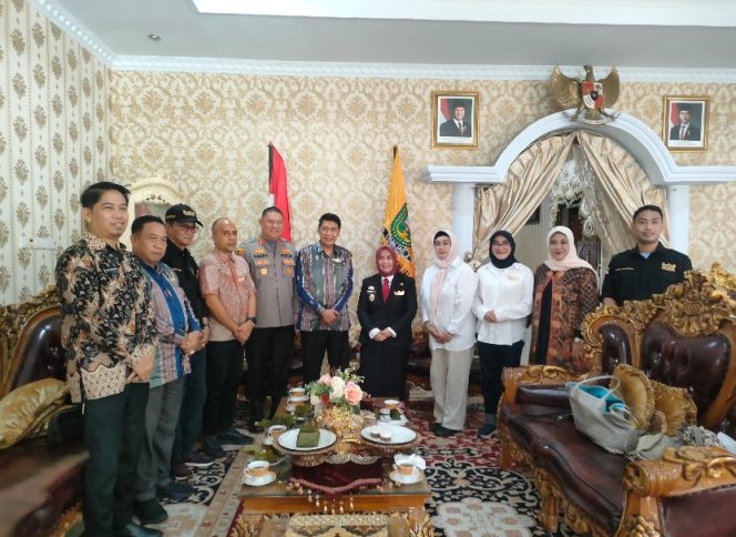 					FSKN Sambangi Bupati Sinjai, Ratnawati Arif Terima Pin Kehormatan Sebagai Pengayom Masyarakat