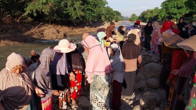 					Warga Bergotong Royong Untuk Membangun Jembatan Darurat. (Foto: Istimewa)