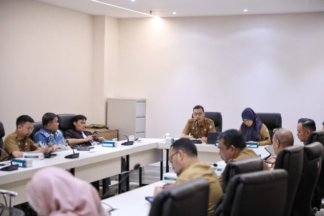 					Sekretaris Daerah Kota Makassar, A. Zulkifly Nanda saat memimpin pembahasan Stadion Untia (dok.)