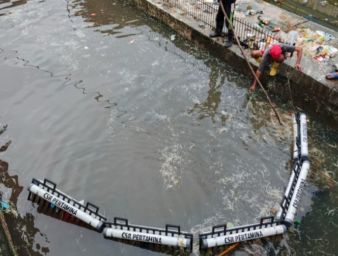 					Pertamina Wujudkan Lingkungan Bersih Lewat Trash Barrier Sungai Pasar Lakessi