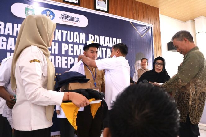 					Penyerahan Pakaian Seragam Sekolah Gratis oleh Wali Kota Parepare. (Foto: Istimewa)