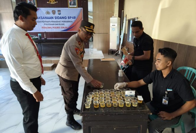 					Personel Polres Sinjai Jalani Tes Urine. (Foto: Istimewa)