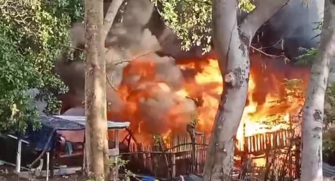 					Si Jago Merah Mengamuk di Parepare, Tiga Rumah Panggung Ludes Terbakar