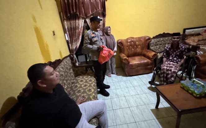 					Kapolres Sinjai Blusukan Malam Bagikan Sembako dan Kunjungi Purnawirawan