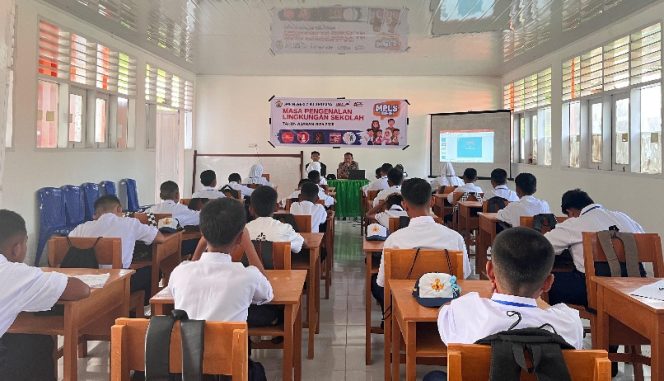 					Polisi Masuk Sekolah: Bhabinkamtibmas Edukasi Bahaya Narkoba dan Judi Online di SMPN 7 Bulukumba