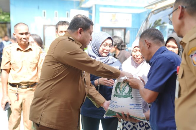 					Pemkot Makassar Salurkan Bantuan 800 Ton Beras