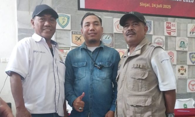 					Ketua Terpilih KONI Sinjai Iptu Rahman (Tengah) bersama Pengurus Cabang Olahraga. (Foto: Istimewa)