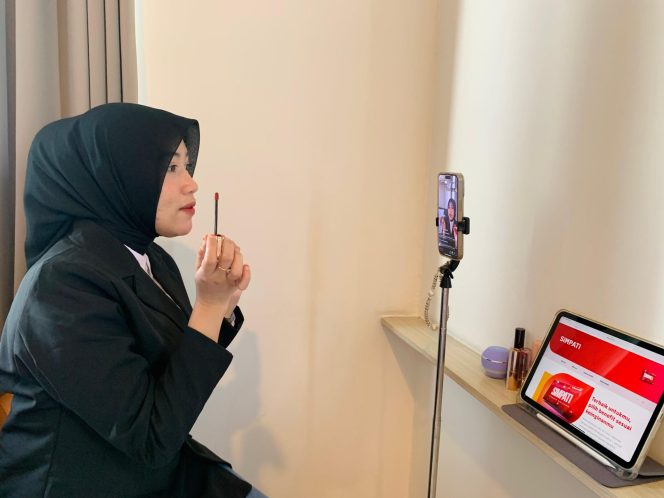 					Influencer Beauty Maysarahyl saat melakukan Live Affiliate, mengandalkan jaringan 5G SIMPATI Telkomsel (dok.)