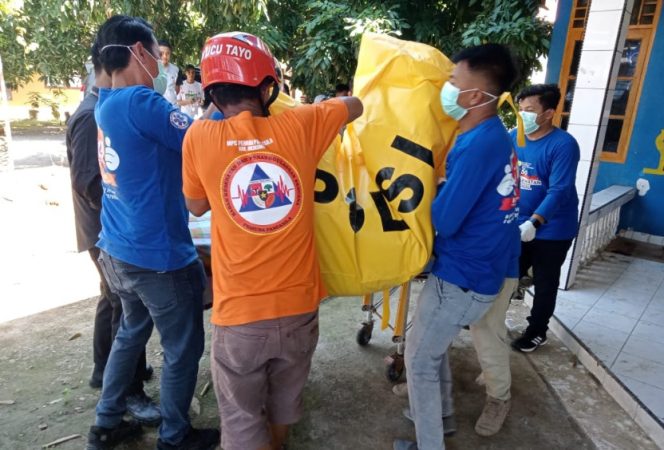 					Proses Evakuasi Penemuan Mayat di Salah Satu Rumah Kosong di Ujungbulu, Bulukumba. (Foto: Istimewa)