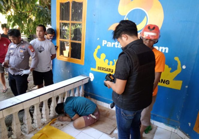 					Korban Duduk Tertunduk saat Ditemukan. (Foto: Istimewa)