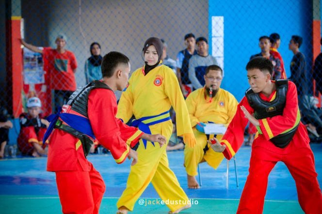 					Syaripa Nur Intang saat memimpin laga tanding Laga Putera Tapak Suci (dok.) 